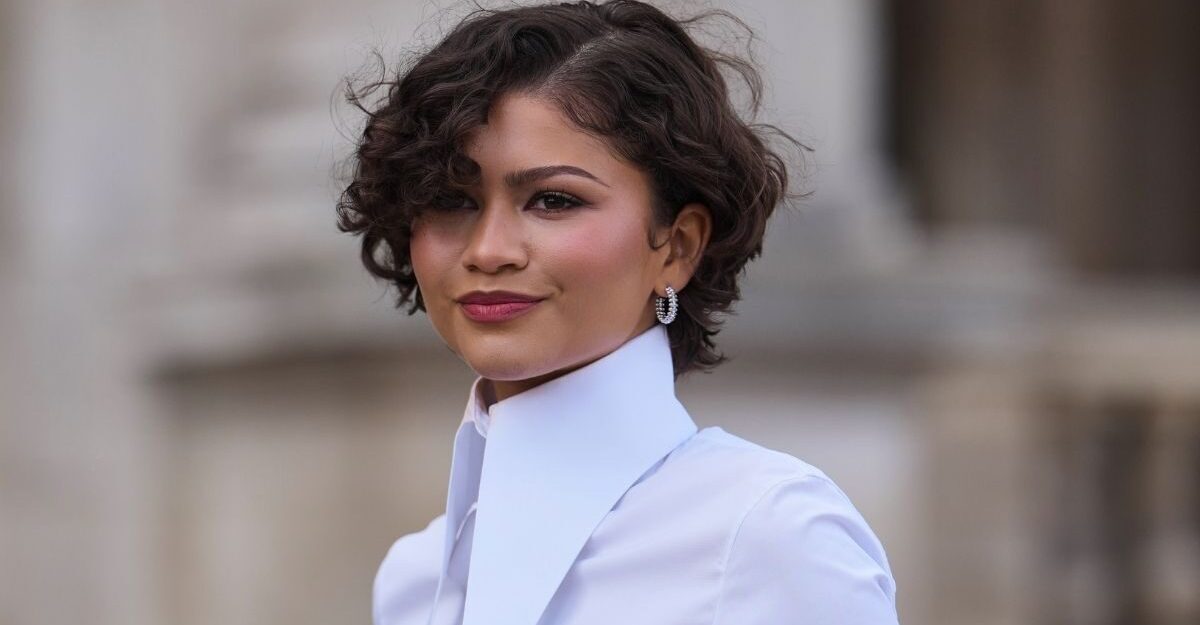Zendaya promovează noul film într-un tricou Emily Dawn și fustă Louis Vuitton