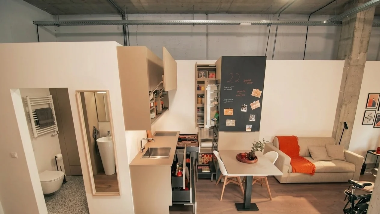 Viața în 22 mp: un exemplu în care mobilierul optimizat salvează confortul