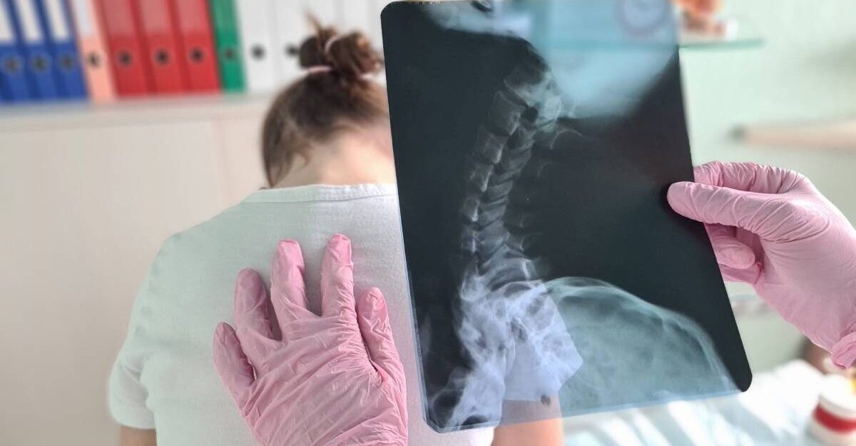 Un sfert dintre copii au dureri de spate. Fizioterapeutul explică ce trebuie să știe orice părinte