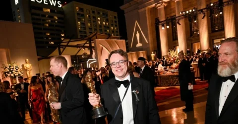 Surpriza uriasa la aeroportul din New York. Ce a patit un regizor cu trofeul Oscar