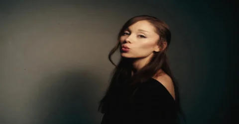 Ariana Grande lanseaza albumul Petal în iulie. Artista anunta o pauza lungă de la turnee