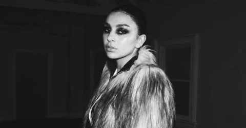 Charli xcx lanseaza piesa Rock Music de 1 minut si 55 de secunde. Fanii analizeaza noul videoclip