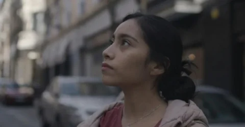 Netflix difuzeaza filmul Ashes produs de Diego Luna. Povestea tinerei care emigreaza in Madrid