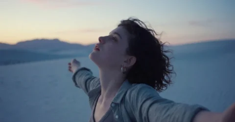 Filmul I’ll Be Gone în June exploreaza maturizarea în America anului 2001. Povestea lui Franny în New Mexico
