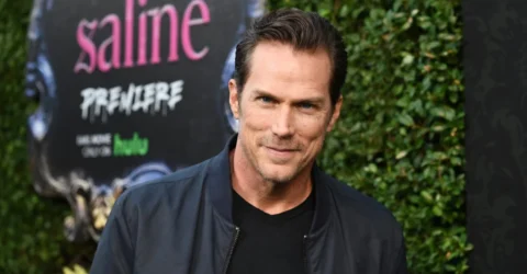 Jason Lewis din Sex and the City s-a mutat în Costa Rica. Actorul scrie o serie fantasy de noua carti