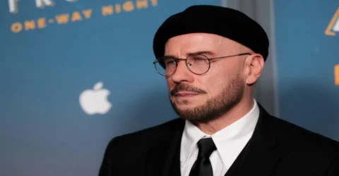 John Travolta și-a cumparat 12 berete pentru noul look. Actorul a debutat ca regizor