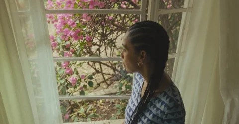 Sophie Okonedo o joaca pe doamna Dalloway în noul film Clarissa. Povestea se muta în Lagos