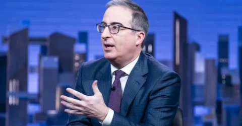John Oliver vinde postere ghaneze cu 50 de dolari. Banii merg catre artistii locali