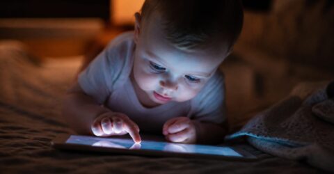 Ecranele în primele 1001 zile pot pune în joc dezvoltarea copilului tău și echilibrul familiei