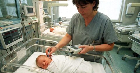 Testul rapid și nedureros făcut chiar după naștere. Cum poate preveni întârzierile de limbaj la copii