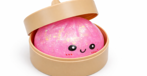 Par inofensive și sunt la modă printre copii. Ce poate ascunde o jucărie squishy cumpărată în grabă
