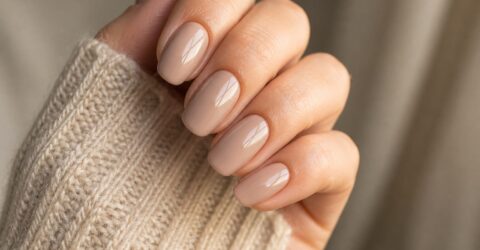 Manichiura „coconut latte nails” este noul alb al verii. Cum obții acasă efectul acela curat, lucios și sofisticat