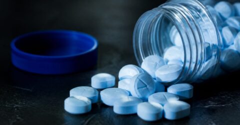 Melatonina ar putea reduce nevoia de analgezice pentru 2.028 de adulți.