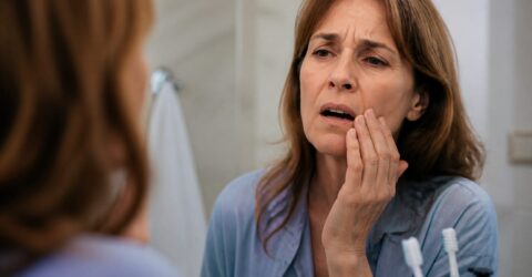 Menopauza, cauza ascunsă din spatele gurii uscate și gingiilor sensibile. Cum îți protejezi dinții