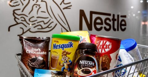 Nestlé elimină coloranții artificiali din toate produsele până în 2026.