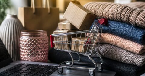 Cumperi des haine și decorațiuni ieftine online. De ce te pot costa mai mult din iulie, chiar și la comenzi mici