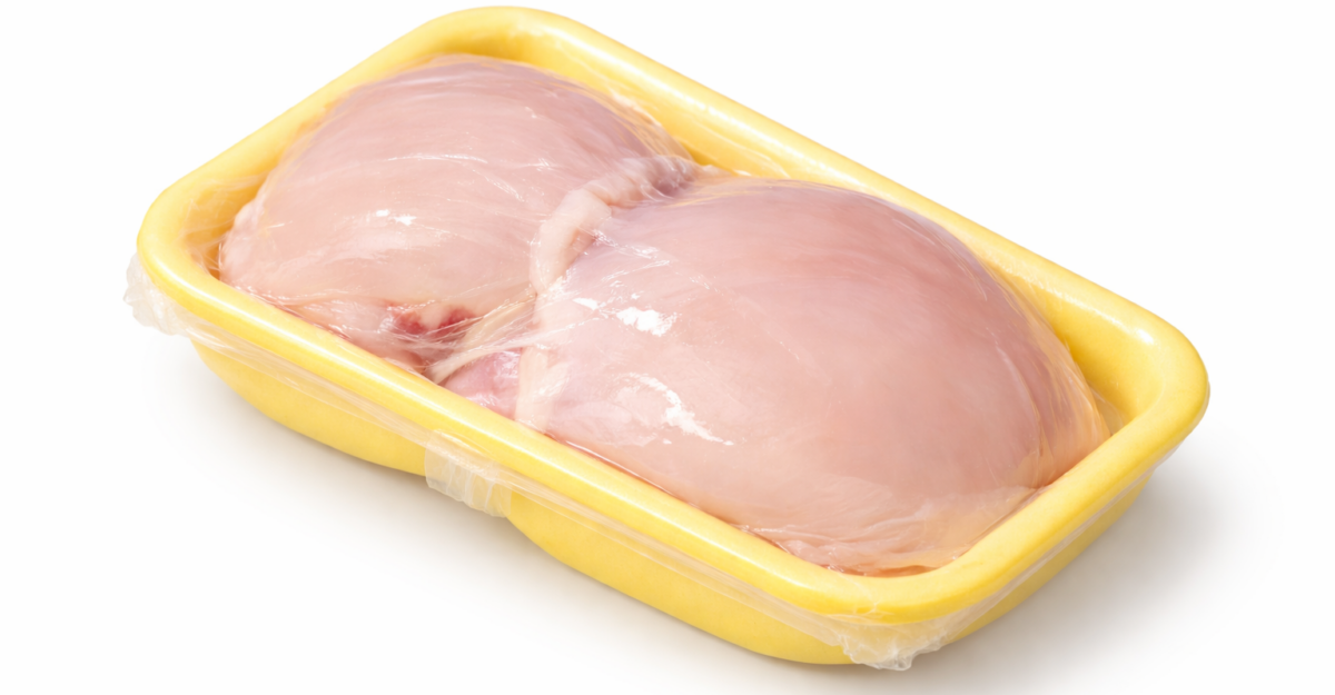 675 kg de pui și hering, retrase în Buzău. Ce riscuri prezintă Salmonella și Anisakis spp. pentru sănătate