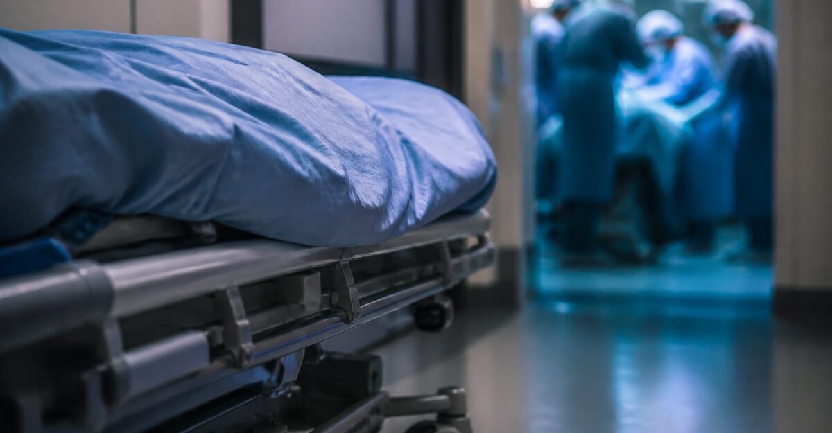 Peste 40% dintre femeile cu cancer ovarian află diagnosticul la urgență. Ce semne discrete merită să nu amâni