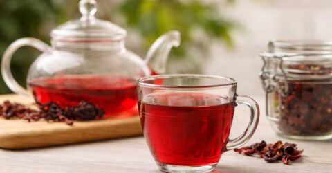 Două căni de ceai de hibiscus pe zi pot reduce tensiunea arterială