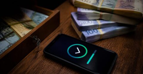 Cum ajunge un copil să mute 42.000 de euro din casă într-o aplicație. Semnalul de alarmă pentru orice părinte