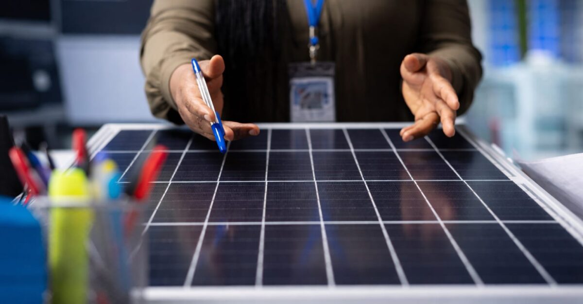 Panourile fotovoltaice trimit automat surplusul în rețea. Cum îți revine energia înapoi în factură, timp de 24 de luni