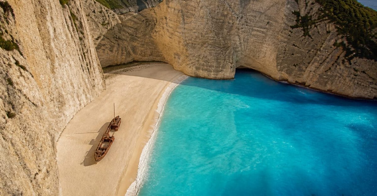 Grecia extinde plaja Navagio cu 30 de metri spre mare. Accesul turiștilor rămâne interzis până la 31 octombrie
