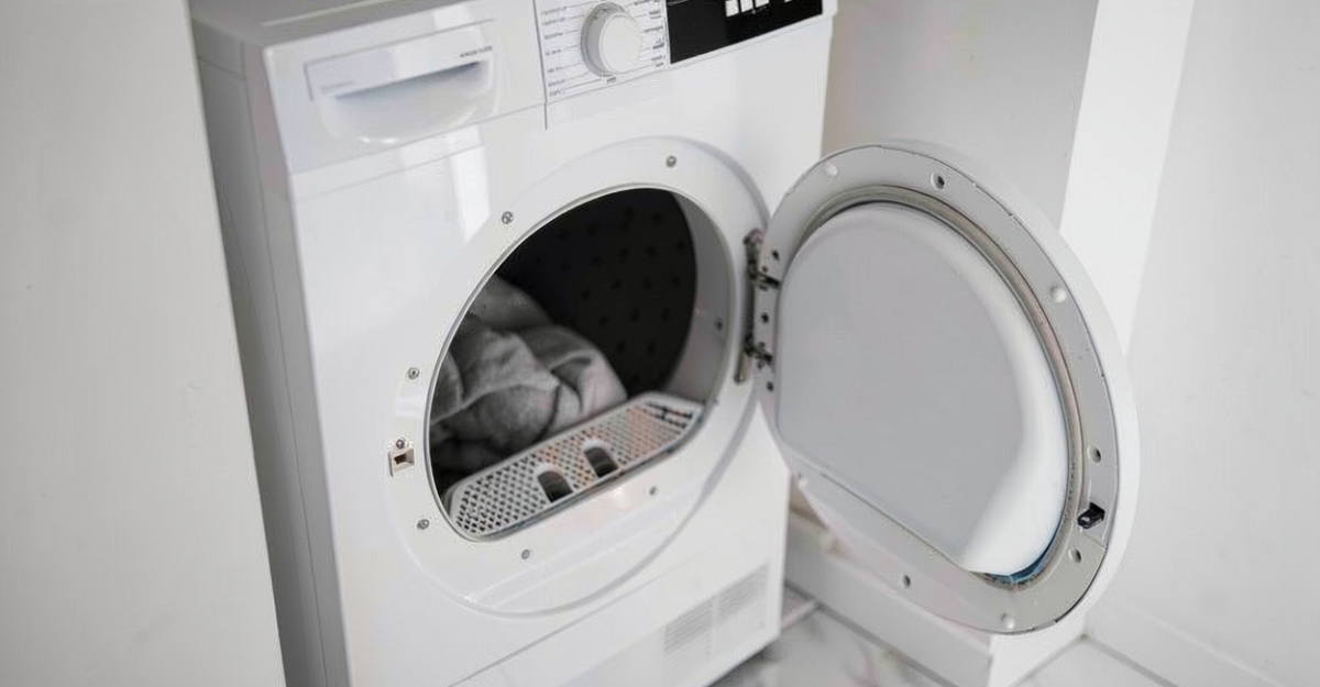 Hainele uitate în uscător se netezesc în 5-10 minute. Un prosop umed le poate reda forma, fără fier de călcat
