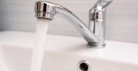 Ți se poate opri apa dacă ai datorii la întreținere? Legea din 2026 spune unde se termină dreptul asociației
