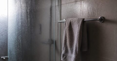 Prosopul de mâini adună bacterii și trebuie schimbat la 2-3 zile. Ce riscuri sunt și unde ar trebui să-l ții în baie