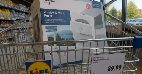 449 de lei pentru un robot de spălat geamuri. Ce primești, de fapt, în pachet la Lidl