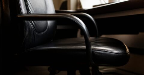 10 ore și jumătate pe scaun cresc riscul pentru inimă. Ce poți schimba chiar dacă faci sport