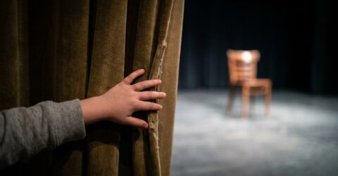 Copilul tău evită să vorbească și se teme să fie văzut. Cum îl poate ajuta teatrul în viața de zi cu zi