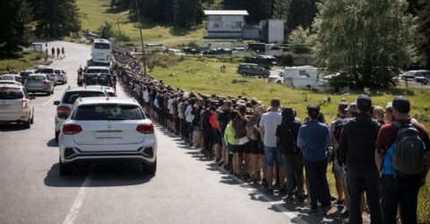 Dolomiții au un record de turiști la Tre Cime di Lavaredo, cu cozi de ore la autobuze