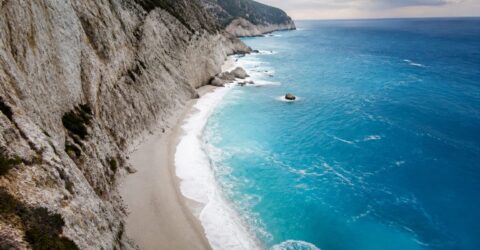 Insula visată de mulți români îi poate lăsa fără relaxare. La ce să te aștepți înainte să alegi Lefkada
