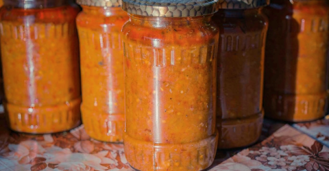 Două ore la foc foarte mic și 10 minute în cuptor. Sunt pașii care schimbă zacusca de vinete cu ciuperci
