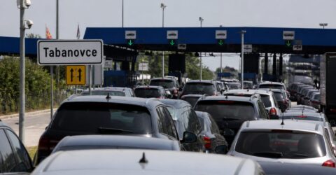 300 de euro și până la șapte ore pierdute la frontieră. Cum îți poate fi dat peste cap drumul cu mașina spre Grecia