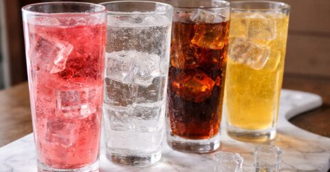 Bei zilnic suc sau limonadă îndulcită? Un nou studiu arată de ce acest obicei aparent banal contează mai ales pentru femei