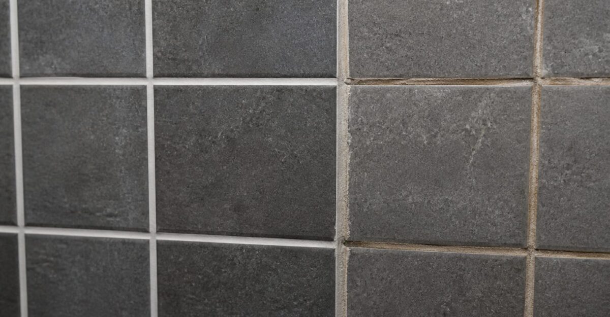 Culoarea rosturilor transformă baia fără renovare
