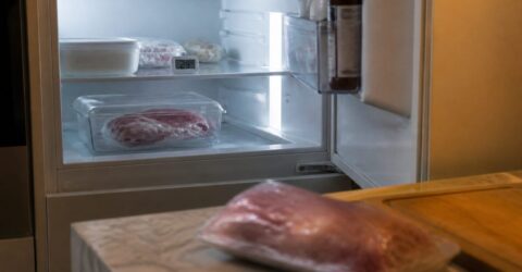 Ai scos carnea din congelator și ai lăsat-o pe blat? Greșeala banală unde bacteriile se dublează în 20 de minute