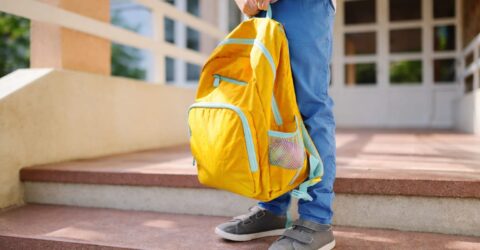 Ghiozdanul de peste 10-15% din greutatea copilului îi poate afecta spatele. Ce semne vezi în mers și pe umeri