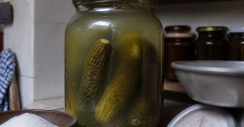 Murăturile fermentate au nevoie de 25 de grame de sare la litru. Află cum să eviți borcanele cu lichid tulbure și legume moi