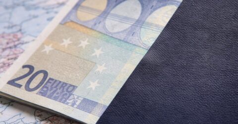 Grecia introduce o nouă taxă climatică de până la 10 euro pe noapte
