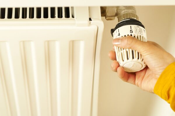 Când aerisești caloriferele și cum recunoști aerul rămas în instalație