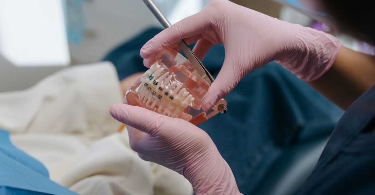 Aparat dentar sau implanturi? Cum alegi tratamentul potrivit, explicat de specialiștii Upgrade Dental