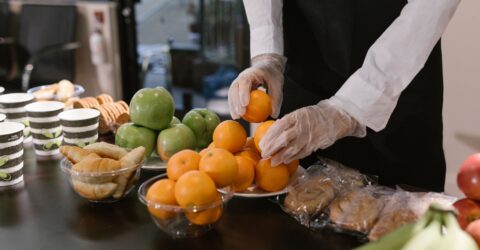 Copiii nu mai duc aviz epidemiologic după vacanță, dar ANSVSA a pornit controale în școli și la firmele de catering