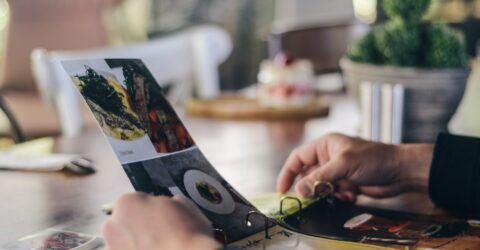 Un test în 12 restaurante a găsit în medie 185.000 de bacterii pe meniuri. Ce faci înainte de masă
