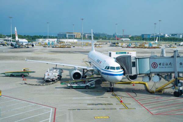 Bateria externă poate fi confiscată la aeroport. Cum verifici limita de 100 Wh și eticheta?