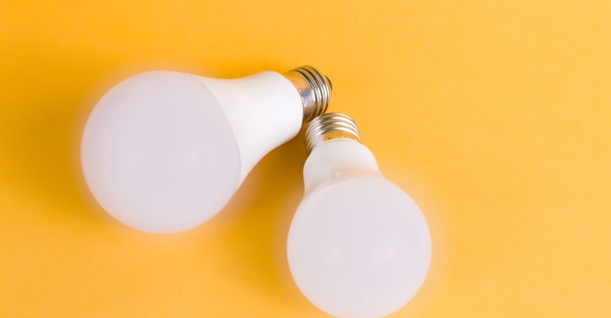 Un bec LED de 9 W poate economisi 93 kWh pe an. Ce verifici înainte să-l cumperi