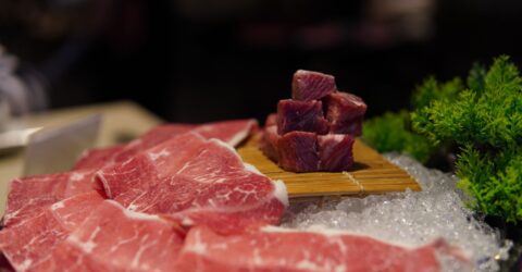 Fără instrucțiuni de gătire directă, dezgheață în frigider bucățile mari de carne crudă. Ce prepari congelat