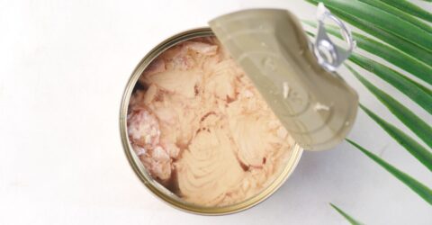 Două conserve de 160 g pot avea 112 sau 104 g de ton. Cum alegi după etichetă